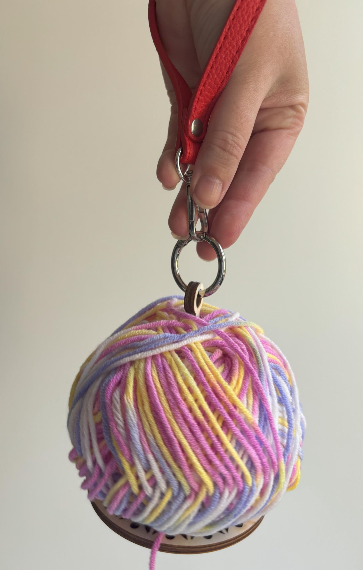 Portable Yarn Holder for wrist: Wearable Sewing Thread Spool With Wrist Strap, Knitting tool, Wool caddy, Knitting gift, Travel supplies